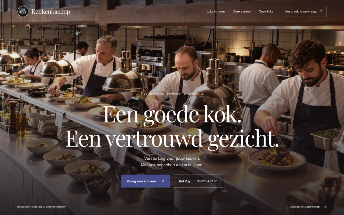 Conceptontwerp voor Keukenbackup met een keukenteam en grote witte serifletters.